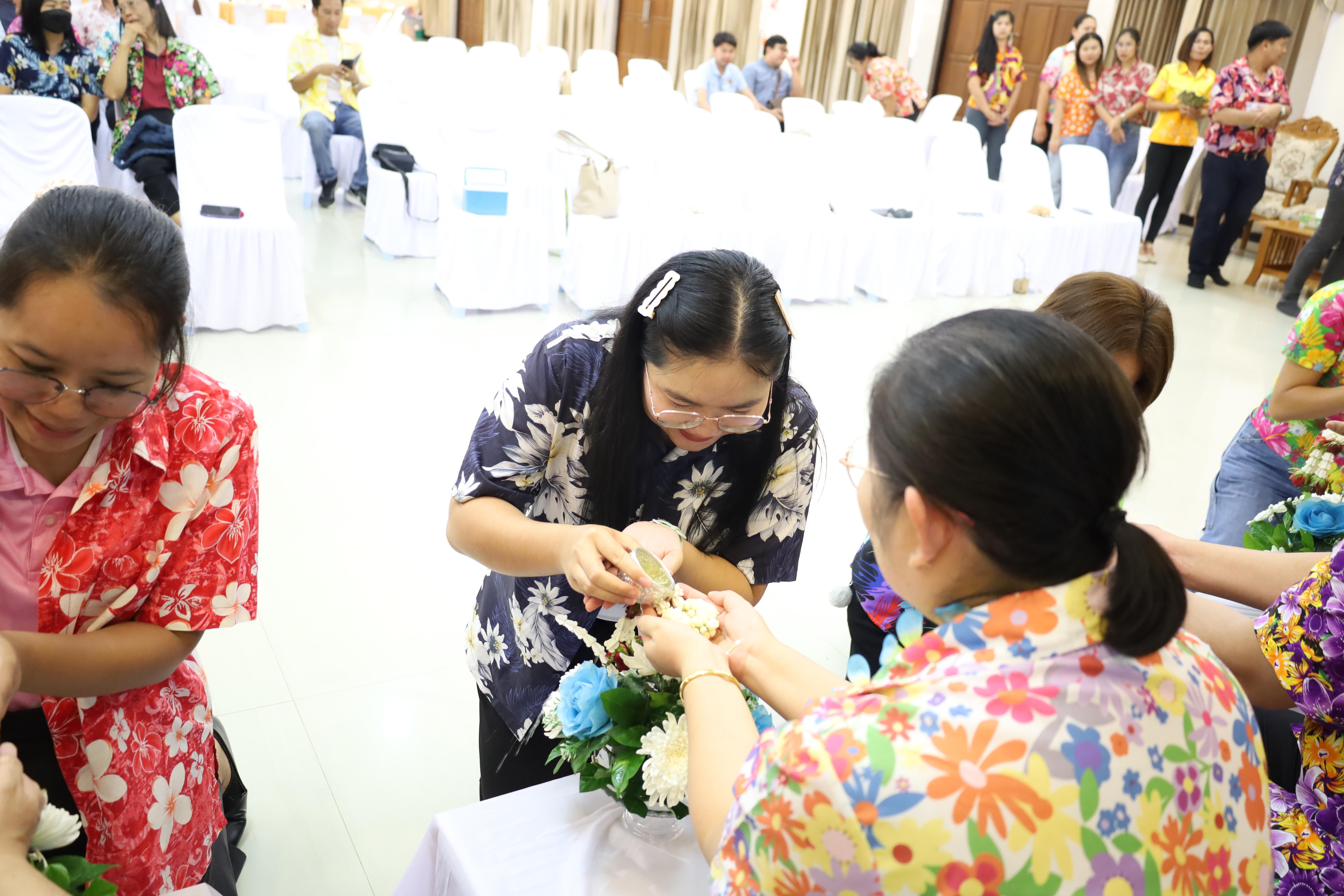 128. วันที่ 26 เมษายน 2568 สาขาการบริหารการศึกษา ได้จัดกิจกรรมรดน้ำดำหัวคณาจารย์ระดับบัณฑิตศึกษา ประจำสาขาการบริหารการศึกษา ณ ห้องประชุมครุร่มสัก 1 ชั้น 3 อาคารคณะครุศาสตร์